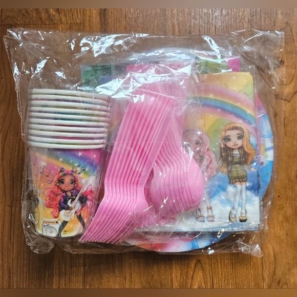 .New Rainbow High Dolls...  Disposable Tableware Set. - Picture 2 of 2